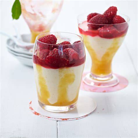 Pfirsich-Joghurt-Mousse mit Himbeeren in Gläsern geschichtet