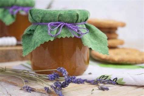Pfirsich-Lavendel-Marmelade mit frischem Thymian in Gläsern