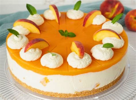 Pfirsich-Maracuja-Blümchen-Torte mit Fondantverzierung