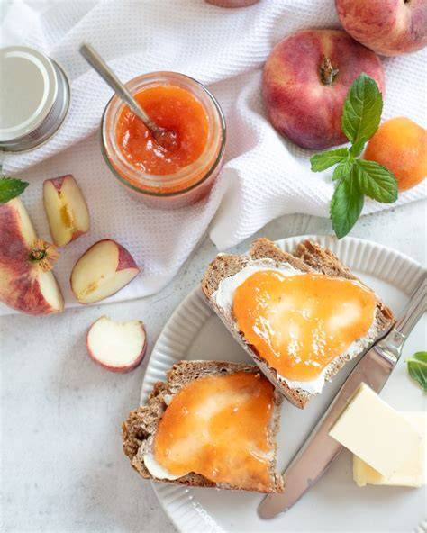 Pfirsich-Marillen-Marmelade im Topf mit Schaum