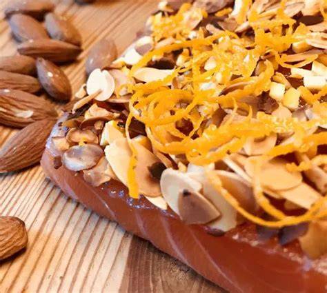 Pfirsich-Marzipan-Kuchen mit gerösteten Mandeln und Orangenzesten