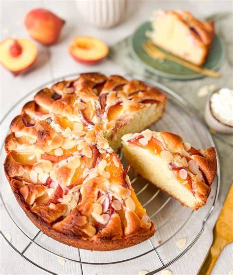 Pfirsich-Marzipan-Tarte mit frischen Pfirsichen