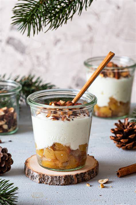 Pfirsich-Mascarpone im Glas mit Minze und gerösteten Mandeln
