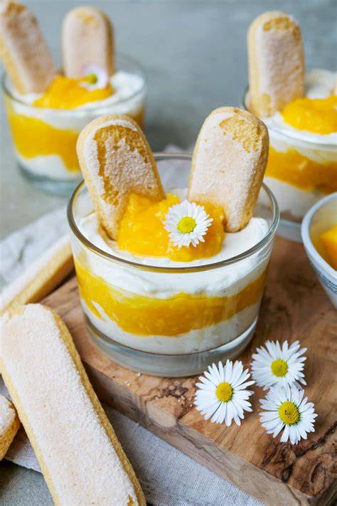 Pfirsich-Mascarpone-Dessert im Glas mit Kuvertüre und Zitronenmelisse