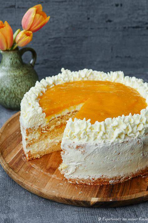 Pfirsich-Mascarpone-Torte als Einzelstück serviert