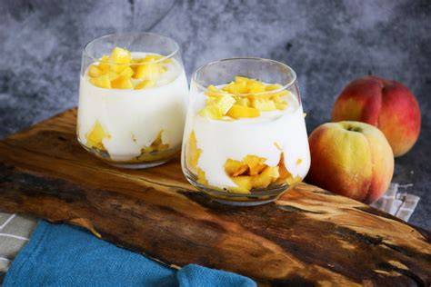 Pfirsich-Mascarponecreme im Glas mit Rosinen garniert