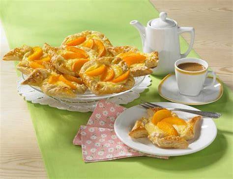 Pfirsich-Pudding-Teilchen auf Blätterteig