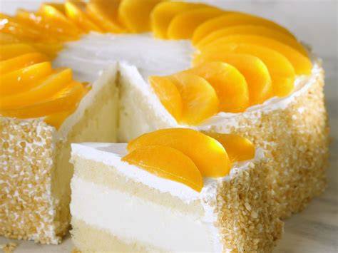 Pfirsich-Sahne-Torte aufgeschnitten