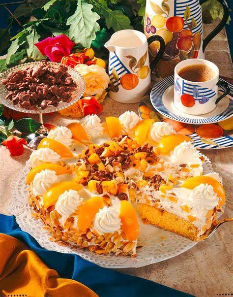 Pfirsich-Sahne-Torte mit Schokobiskuit, Anschnitt und Dekoration