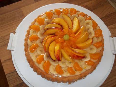 Pfirsich-Schmand-Creme auf dem Obstboden
