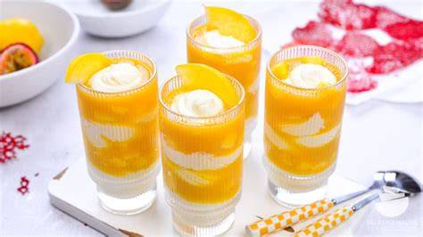 Pfirsich-Schmand-Dessert im Glas