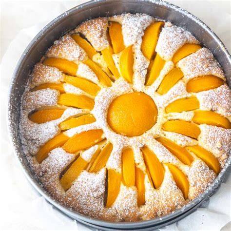 Pfirsich-Sonnenkuchen auf Springform, angeschnitten
