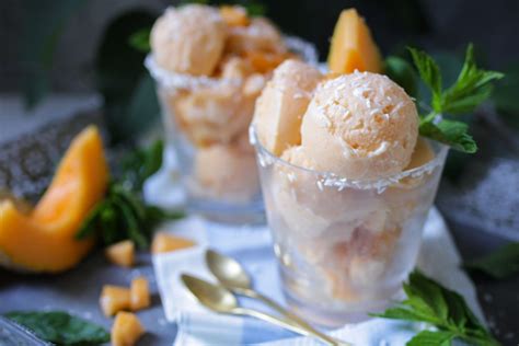 Pfirsich-Sorbet in Gläsern mit Minze