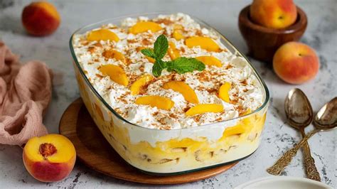 Pfirsich-Tiramisu mit frischer Minze garniert