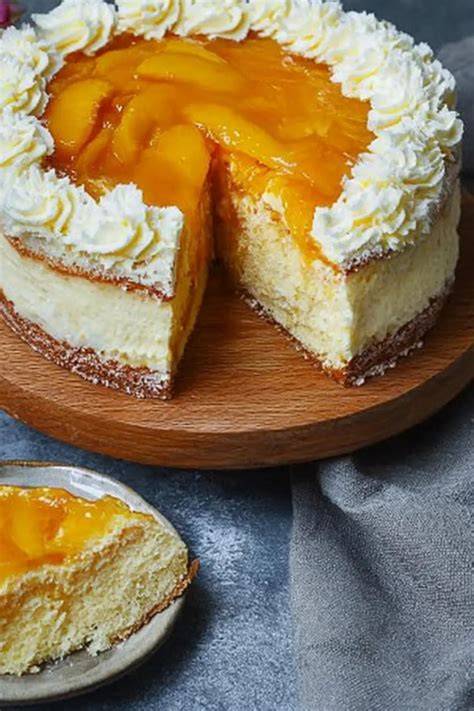 Pfirsich-Torte als festlicher Geburtstagstisch