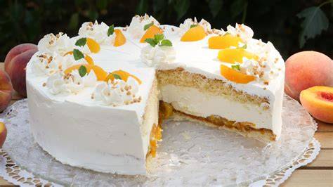 Pfirsiche in Scheiben auf Torte