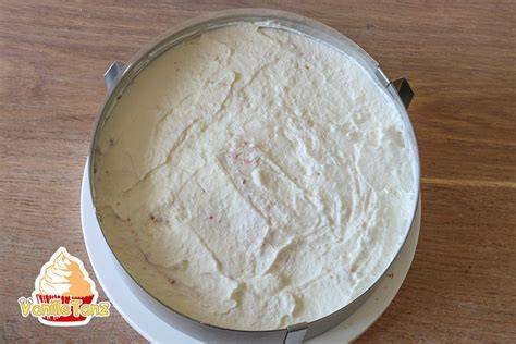 Pfirsichfächer-Dekor auf heller Sahnecreme, Tortenring und Kuchenschaufel