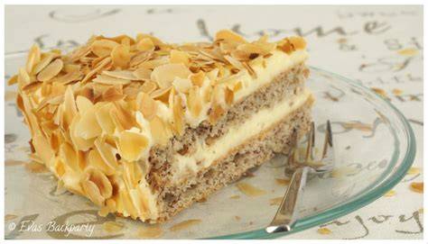 Pfirsichhälften auf Kuchen mit Mandelblättchen