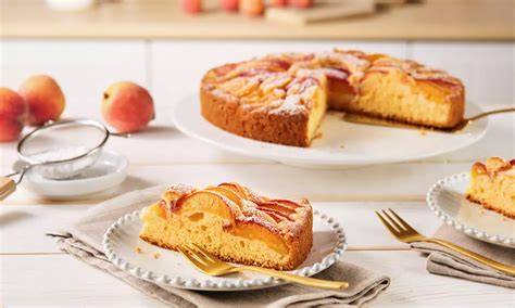 Pfirsichkuchen angerichtet auf einer Tortenplatte