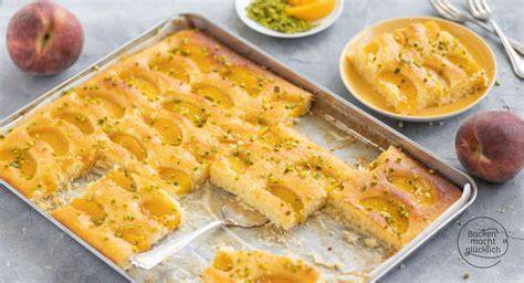 Pfirsichkuchen auf Blech, frisch gebacken