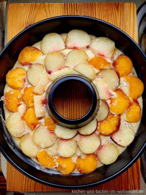 Pfirsichkuchen im Backofen und Serviertipps