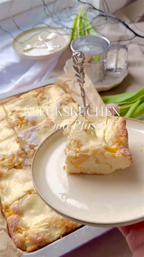Pfirsichstücke auf der Quarkmasse vor dem Backen