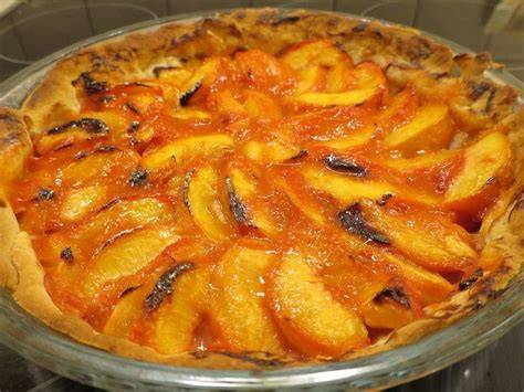 Pfirsichtarte mit frischen Pfirsichen und Puddingfüllung