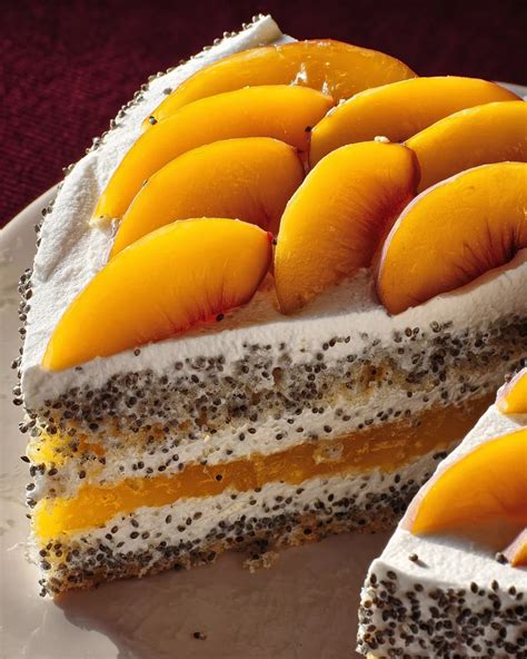 Pfirsichtorte mit frischer Dekoration