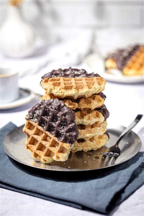 Pflanzliche Kokoswaffeln und ein cremiger Kokos-Latte - ein gesundes Waffelvergnügen