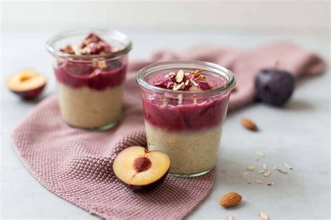 Pflaumen Dessert im Glas geschichtet mit Streuseln