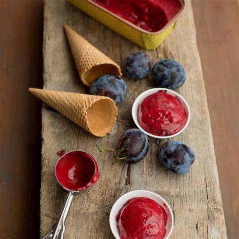 Pflaumen Protein Sorbet mit Nüssen