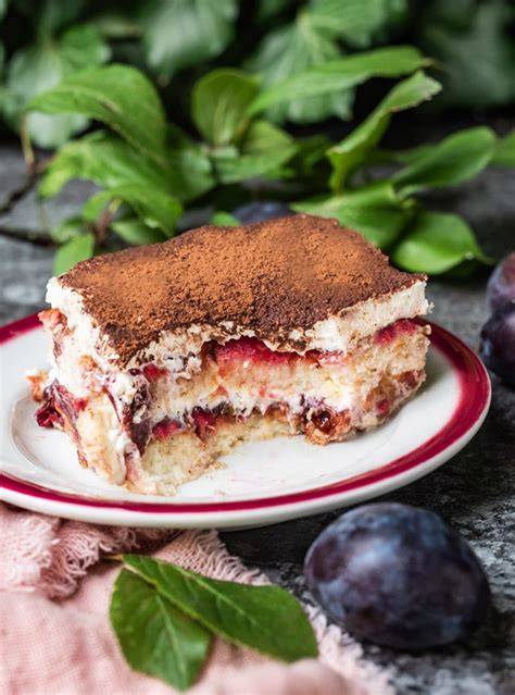Pflaumen Tiramisu im Glas angeschnittene Portion