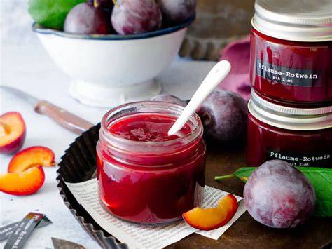 Pflaumen im Topf mit Rotwein
