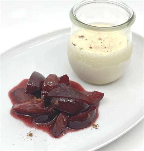 Pflaumen in Rotwein im Glas