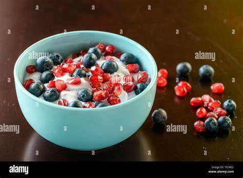Pflaumen und Blaubeeren in einer Schüssel