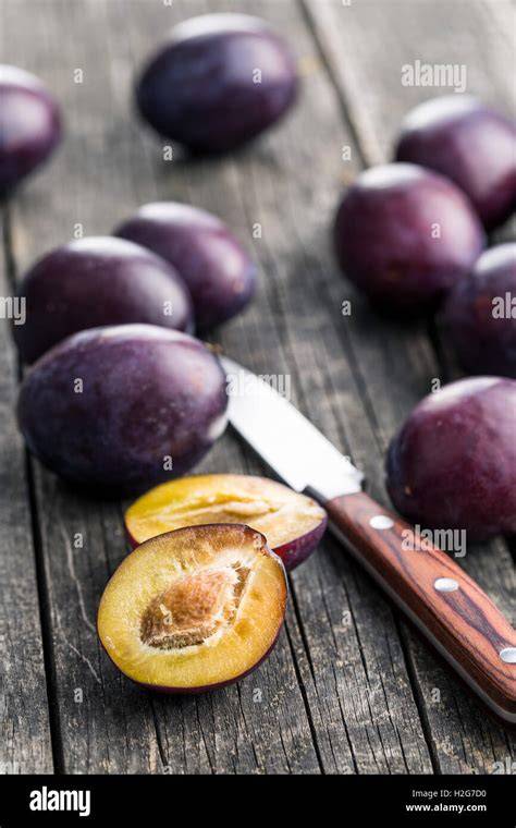 Pflaumen und Marzipan auf Holztisch
