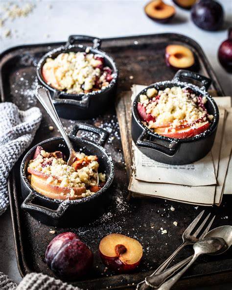 Pflaumen-Apfel-Crumble mit Buchweizenstreuseln