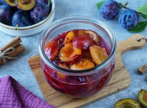 Pflaumen-Cobbler: warmes Pflaumenkompott mit Biscuit-Decke