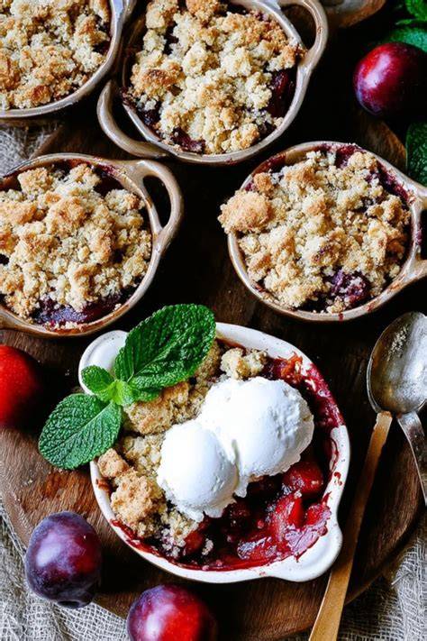 Pflaumen-Crumble mit goldenen Streuseln