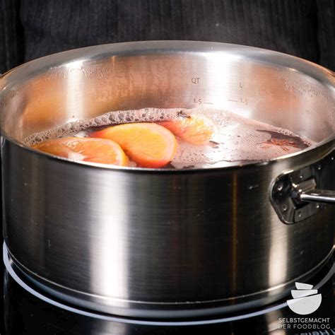 Pflaumen-Kompott mit Glühwein in Topf