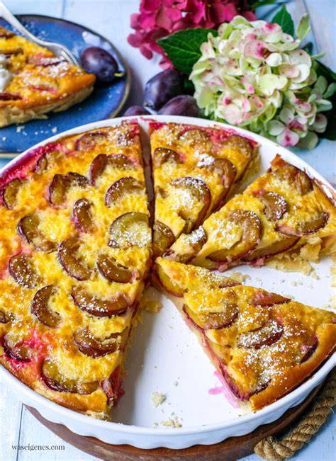 Pflaumen-Pudding-Tarte angeschnitten