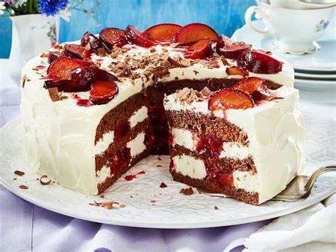 Pflaumen-Sahne-Torte: Biskuit, Pflaumenkompott und Sahnefüllung
