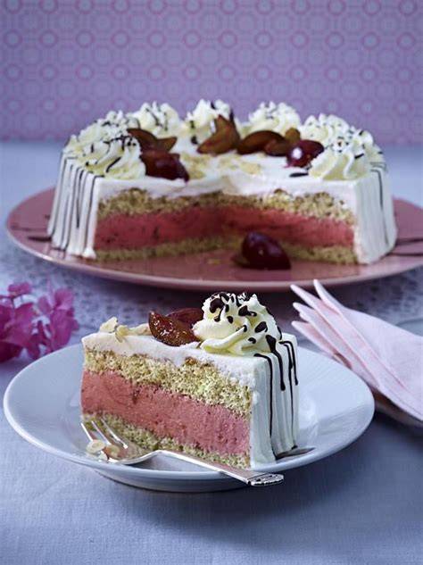 Pflaumen-Sahne-Torte mit Schokoladensplittern
