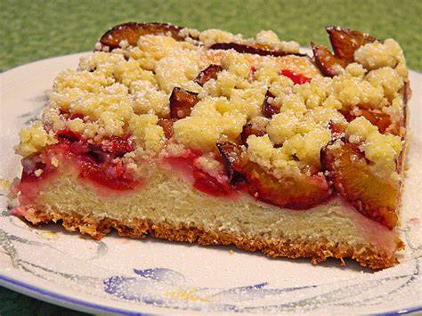 Pflaumen-Streuselkuchen vom Blech in Stücken, Picknick-Szene