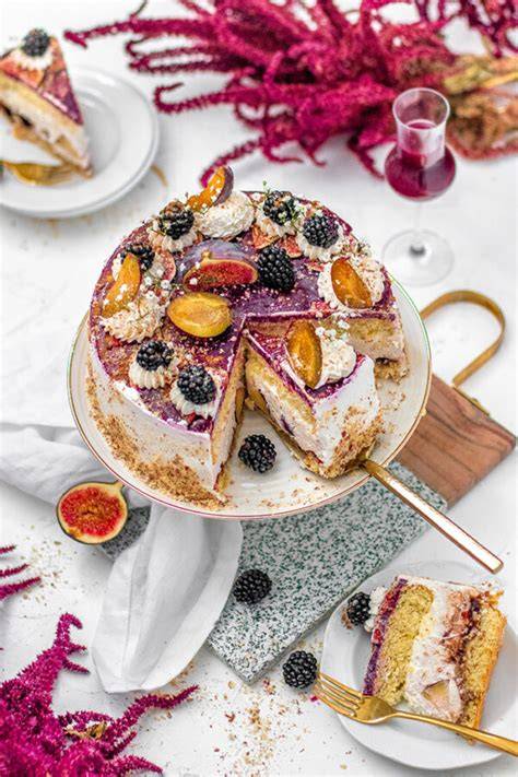 Pflaumen-Zimt-Torte mit fruchtiger Deko