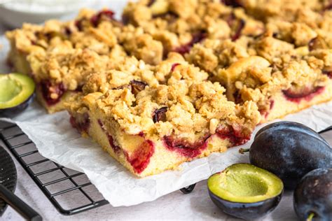 Pflaumenblechkuchen mit Streuseln, Zutaten und Zubereitungsschritte als Infografik