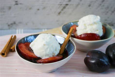 Pflaumenkompott mit Vanilleeis