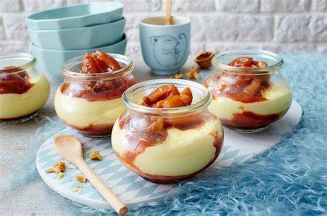Pflaumenkompott mit Vanillepudding geschichtet im Glas