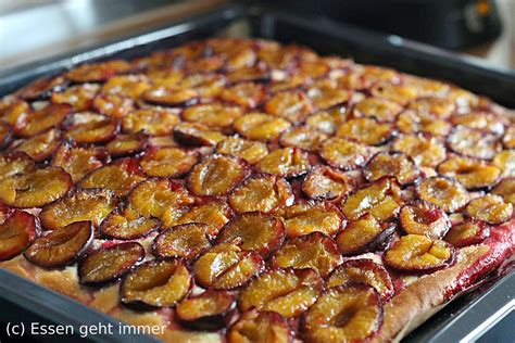 Pflaumenkuchen auf Blech, goldbraun gebacken