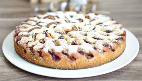 Pflaumenkuchen auf Rührteig, Springform, Zutaten angerichtet